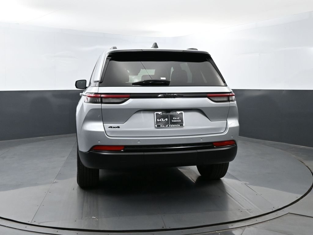 Used 2025 Silver Zynith Jeep Altitude image 25