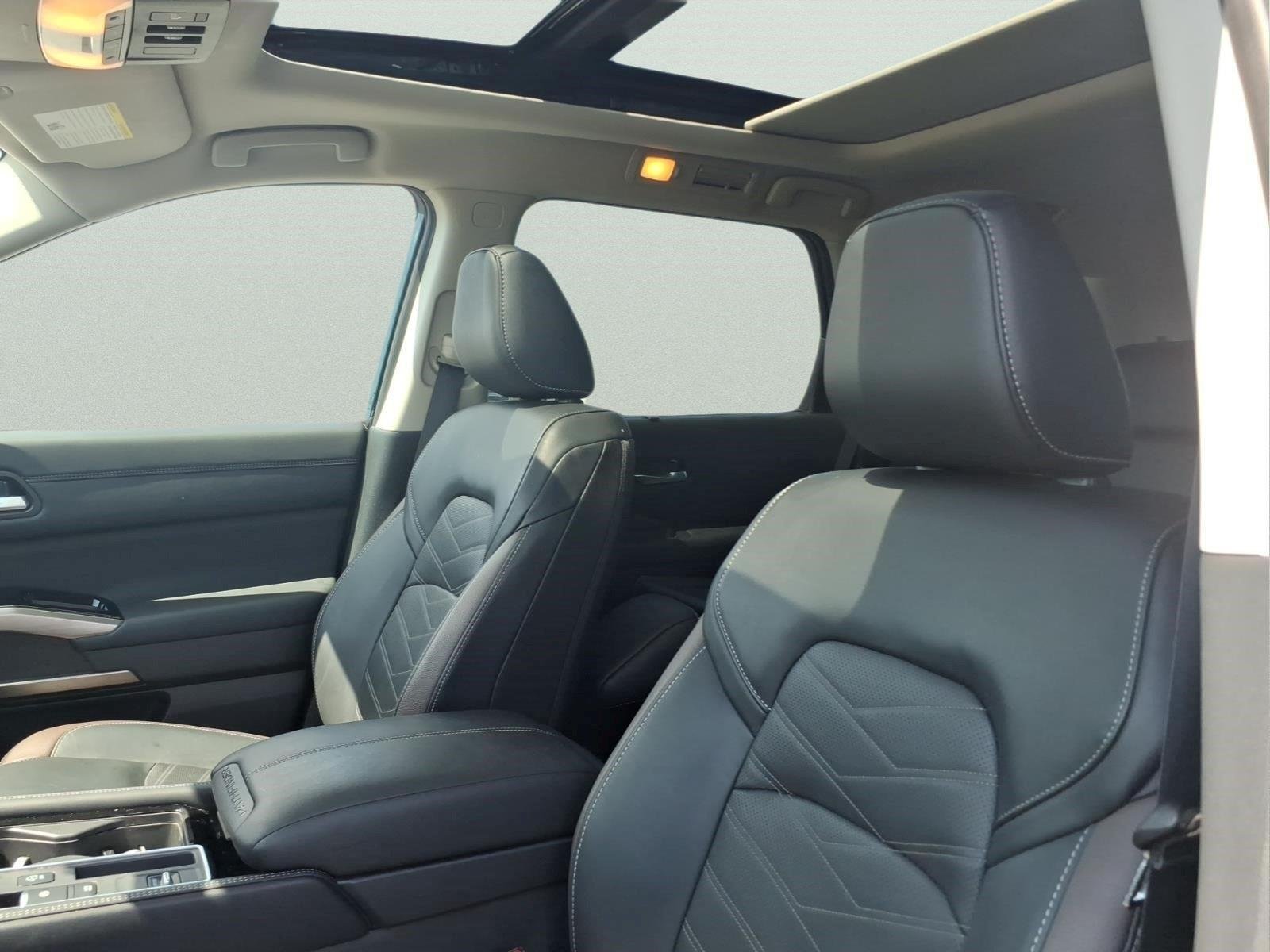 Used 2025 Obsidian Green Pearl Nissan Platinum image 14