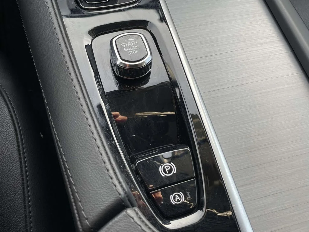 Used 2025 Onyx Black Metallic Volvo Core image 21