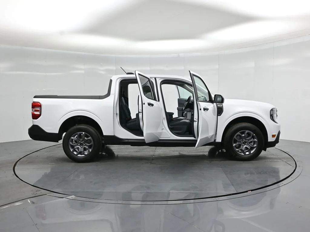 New 2026 Oxford White Ford XLT image 4