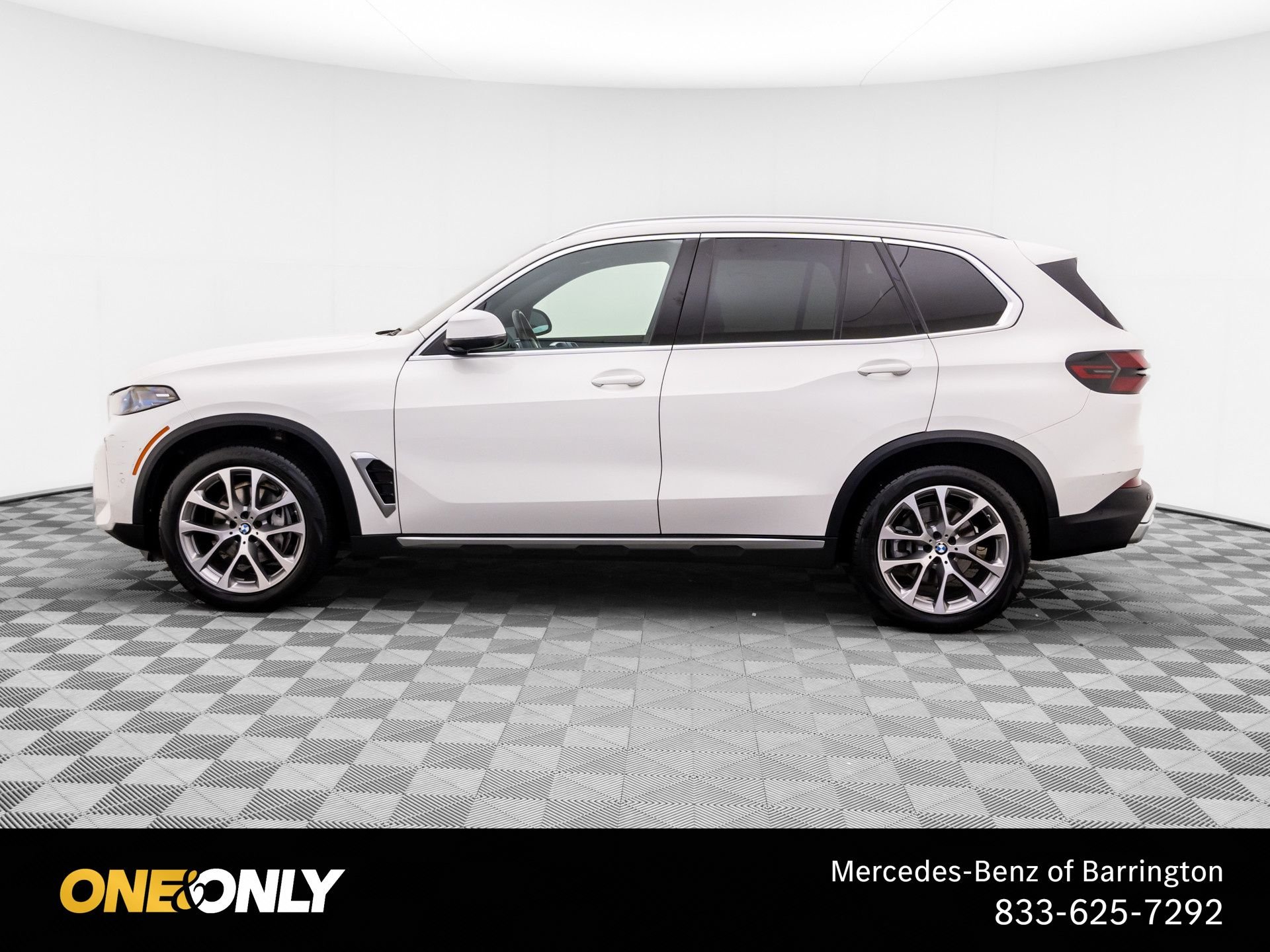Used 2024 White BMW xDrive40i image 2