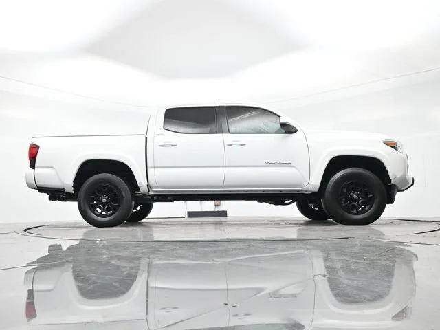 Used 2022 White Toyota SR5 image 27