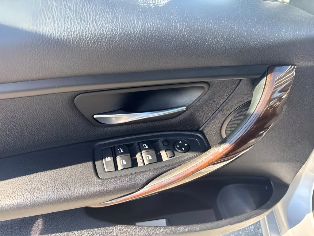 Used 2015 Silver BMW 320i image 25
