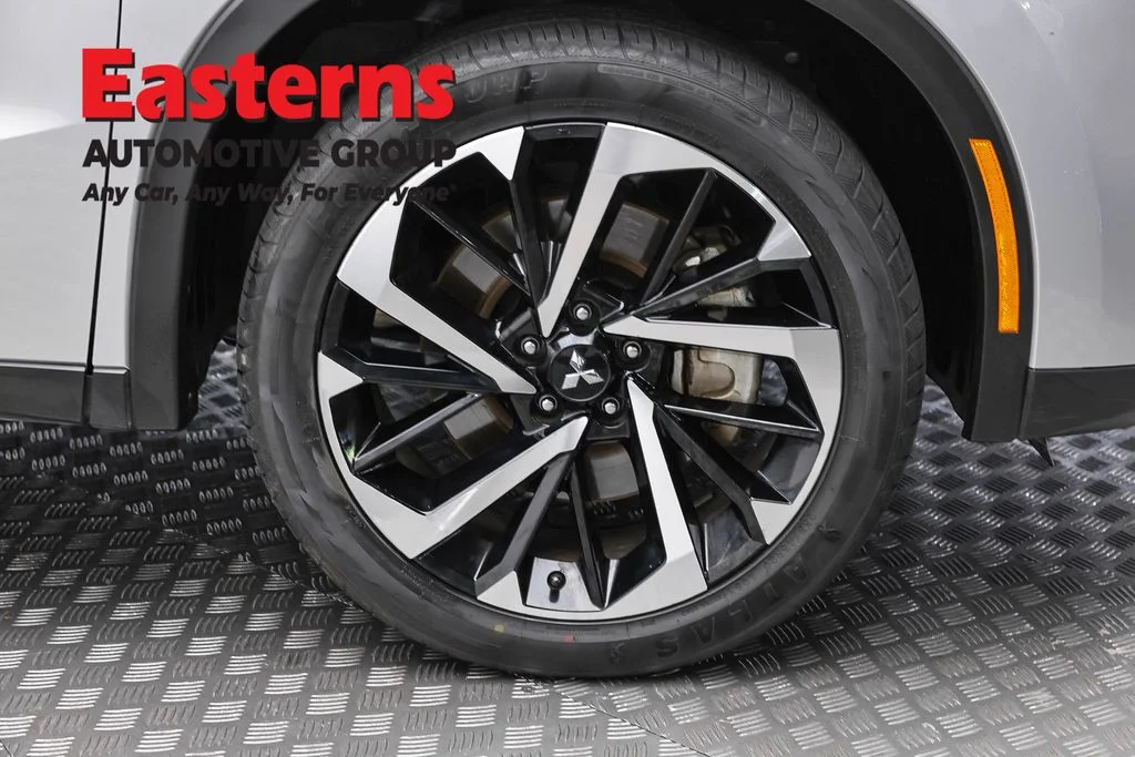 Used 2024 Silver Mitsubishi SE image 32