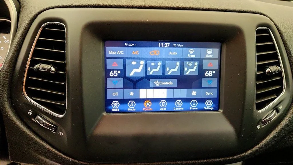 Used 2020 White Clearcoat Jeep Latitude 4x4 w/ Popular Equipment & Cold Weather Groups image 19