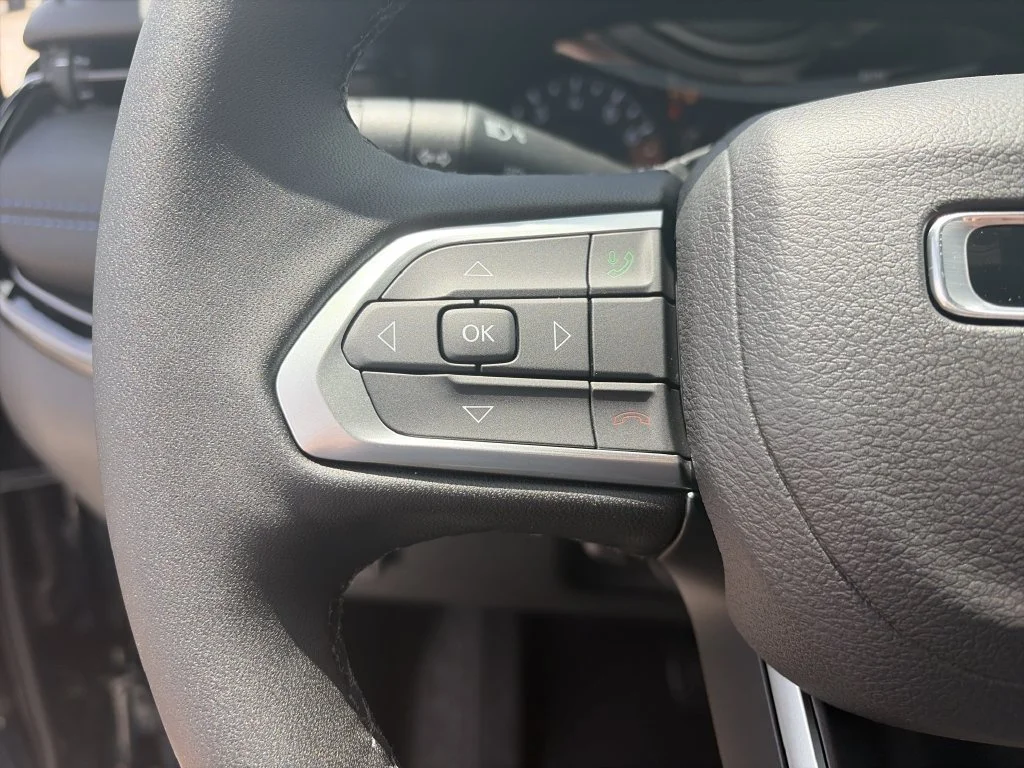 New 2026 Fathom Blue Pearl-Coat Exterior Paint Jeep Latitude image 20