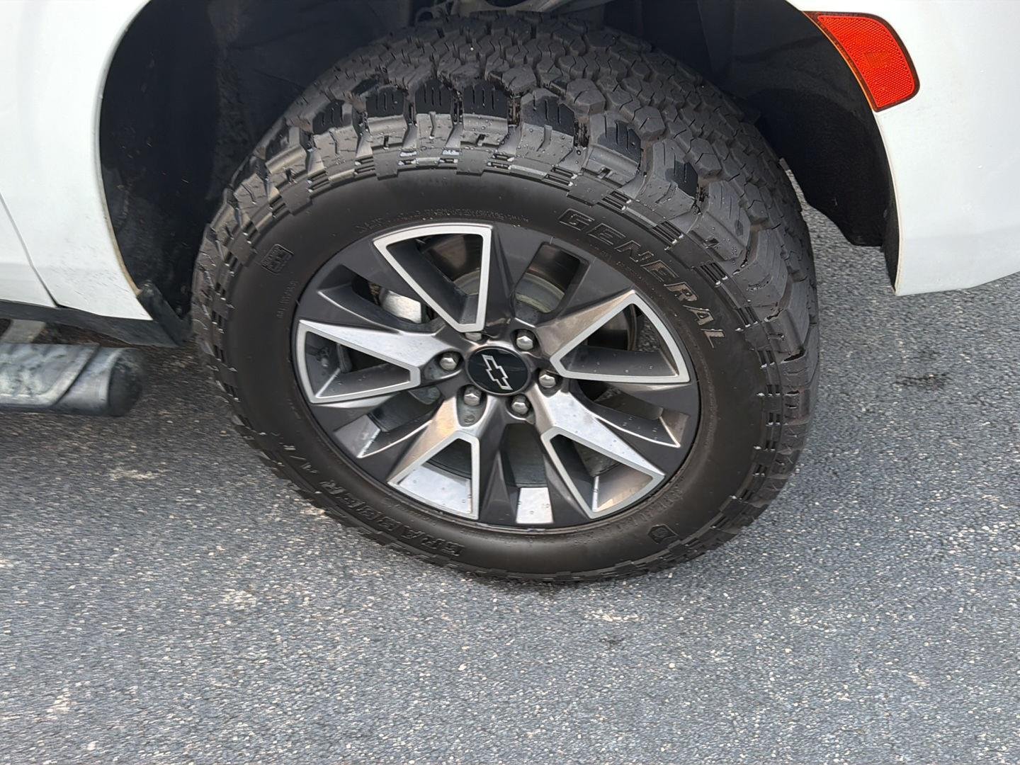 Used 2023 Summit White Chevrolet Z71 image 7