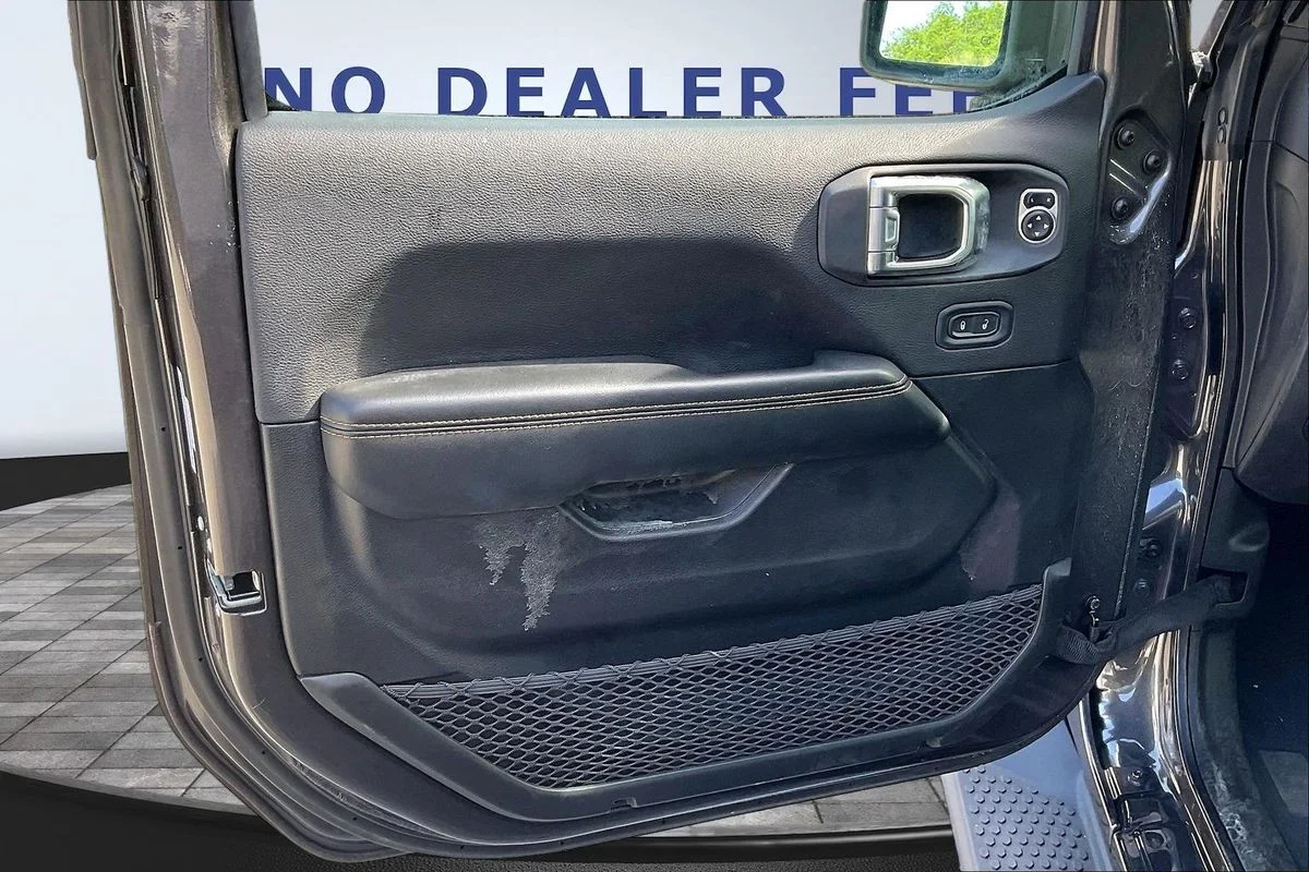 Used 2025  Jeep Sahara 4xe image 19
