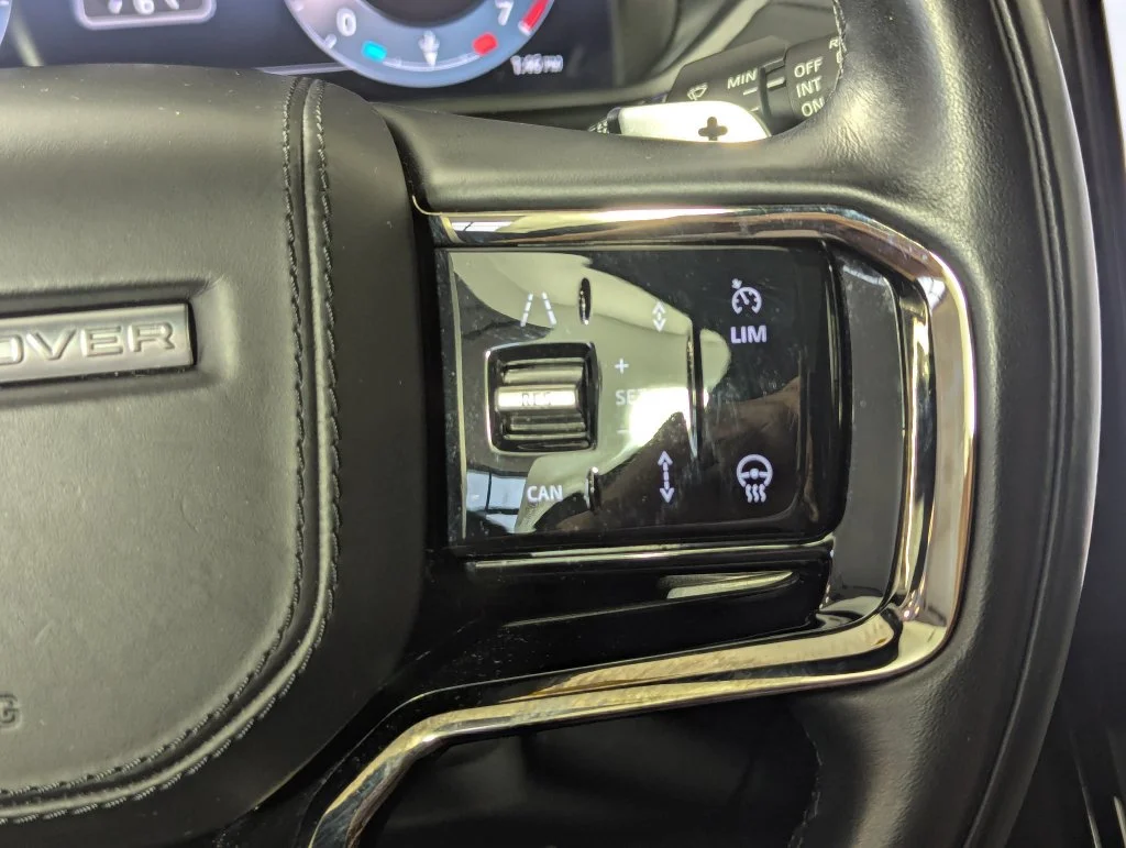 Used 2025 White Land Rover Dynamic SE image 39