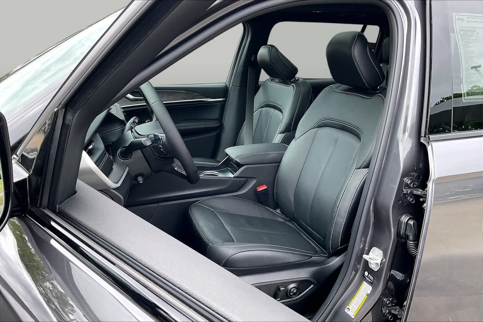 New 2026 Baltic Gray Metallic Clear-Coat Exterior Paint Jeep Limited Reserve image 9