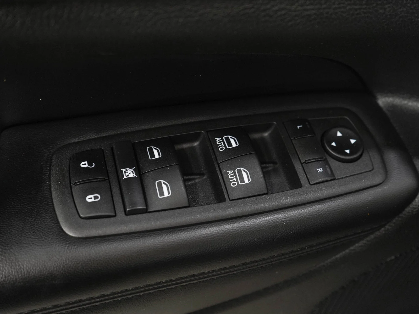 Used 2022 Sting-Gray Clearcoat Jeep Laredo X image 21