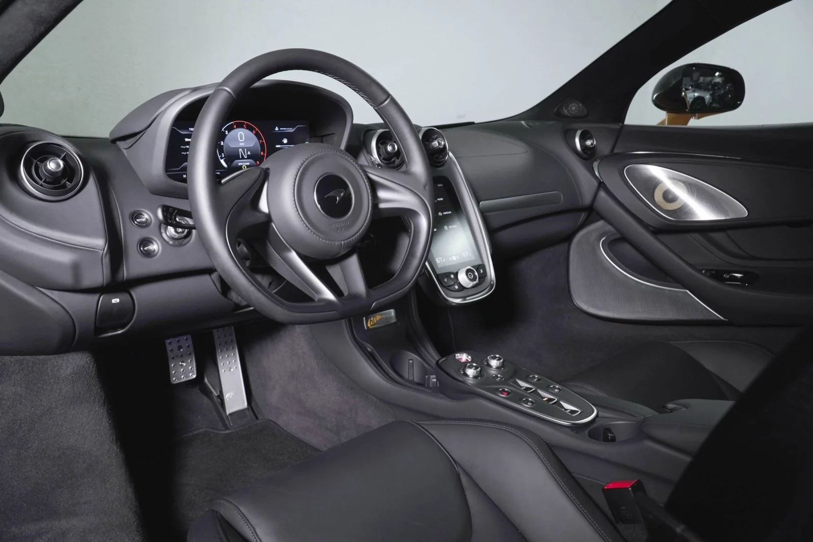 Used 2025  McLaren  image 3