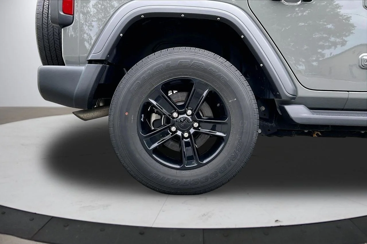 Used 2022 Gray Jeep Sport Altitude image 36
