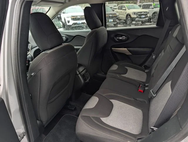 Used 2018 Silver Jeep Latitude image 12