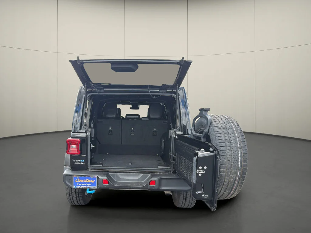 Used 2022 Black Jeep Unlimited Sahara 4x4 image 11