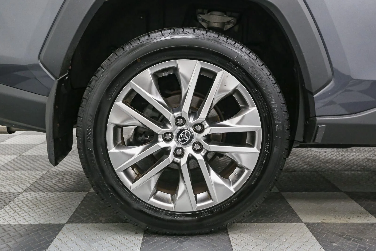 Used 2020 Magnetic Gray Metallic Toyota XLE Premium image 18