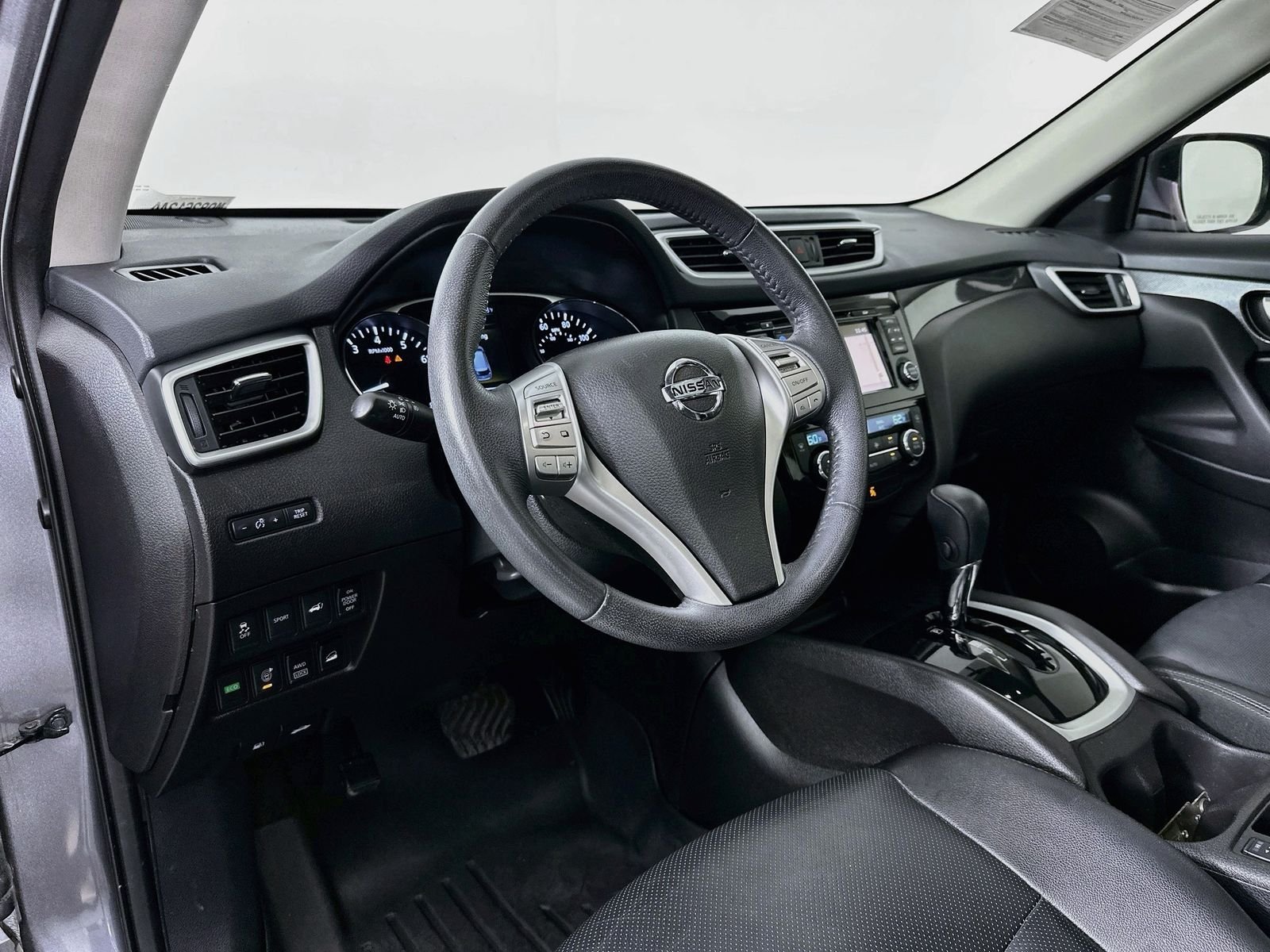 Used 2015 Gun Metallic Nissan SL image 9