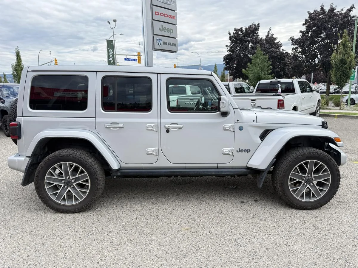 Used 2024 Silver Jeep High Altitude image 7
