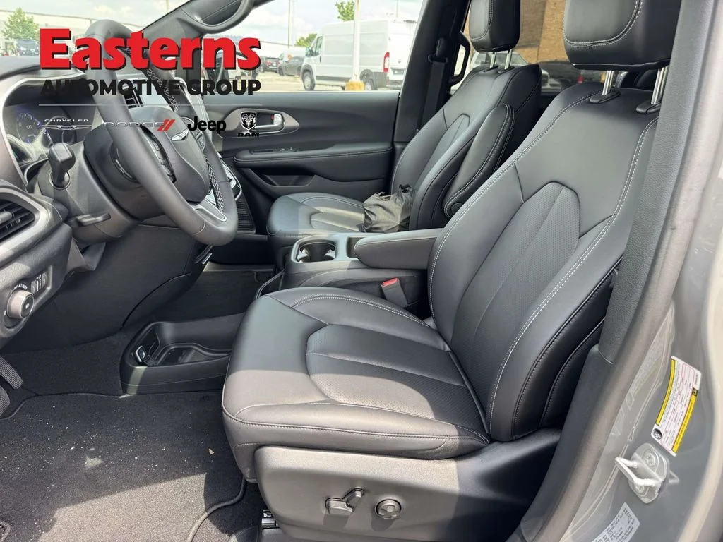 2025 Chrysler Pacifica Select - Photo 16