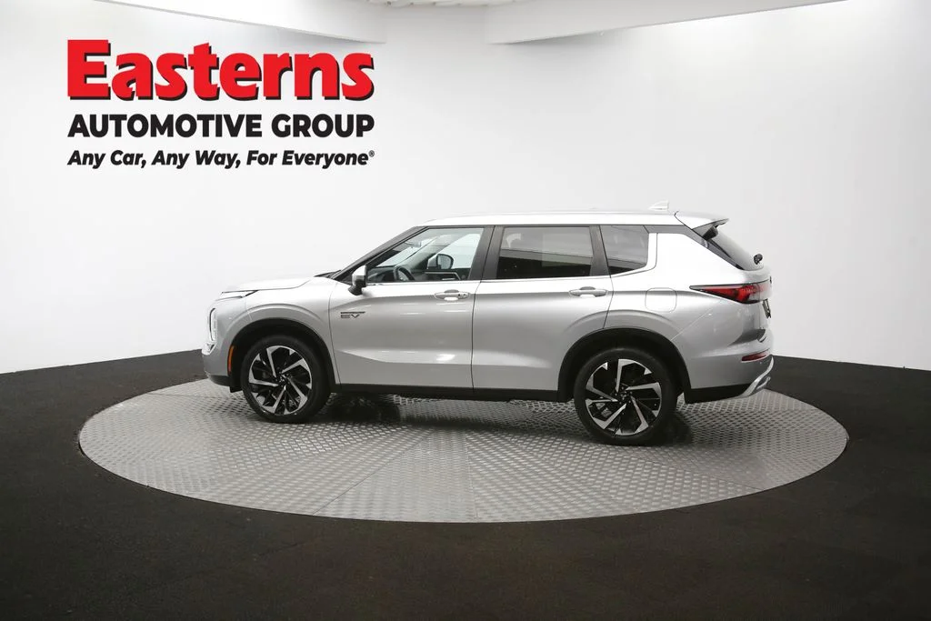 Used 2023 Silver Mitsubishi SE image 59