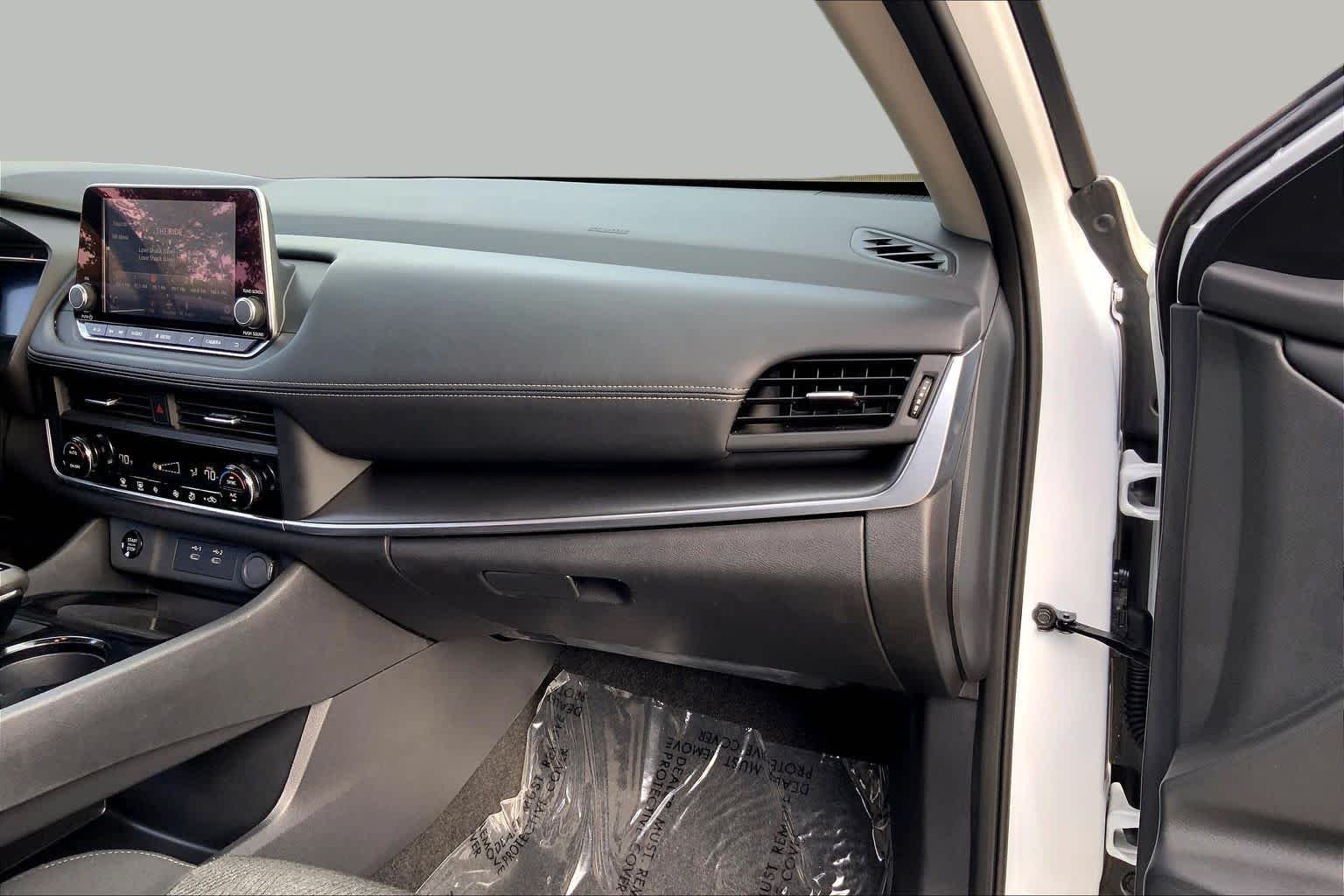 Used 2024 Everest White Pearl Nissan SV image 18