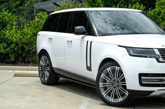 Used 2024 White Land Rover SE image 8