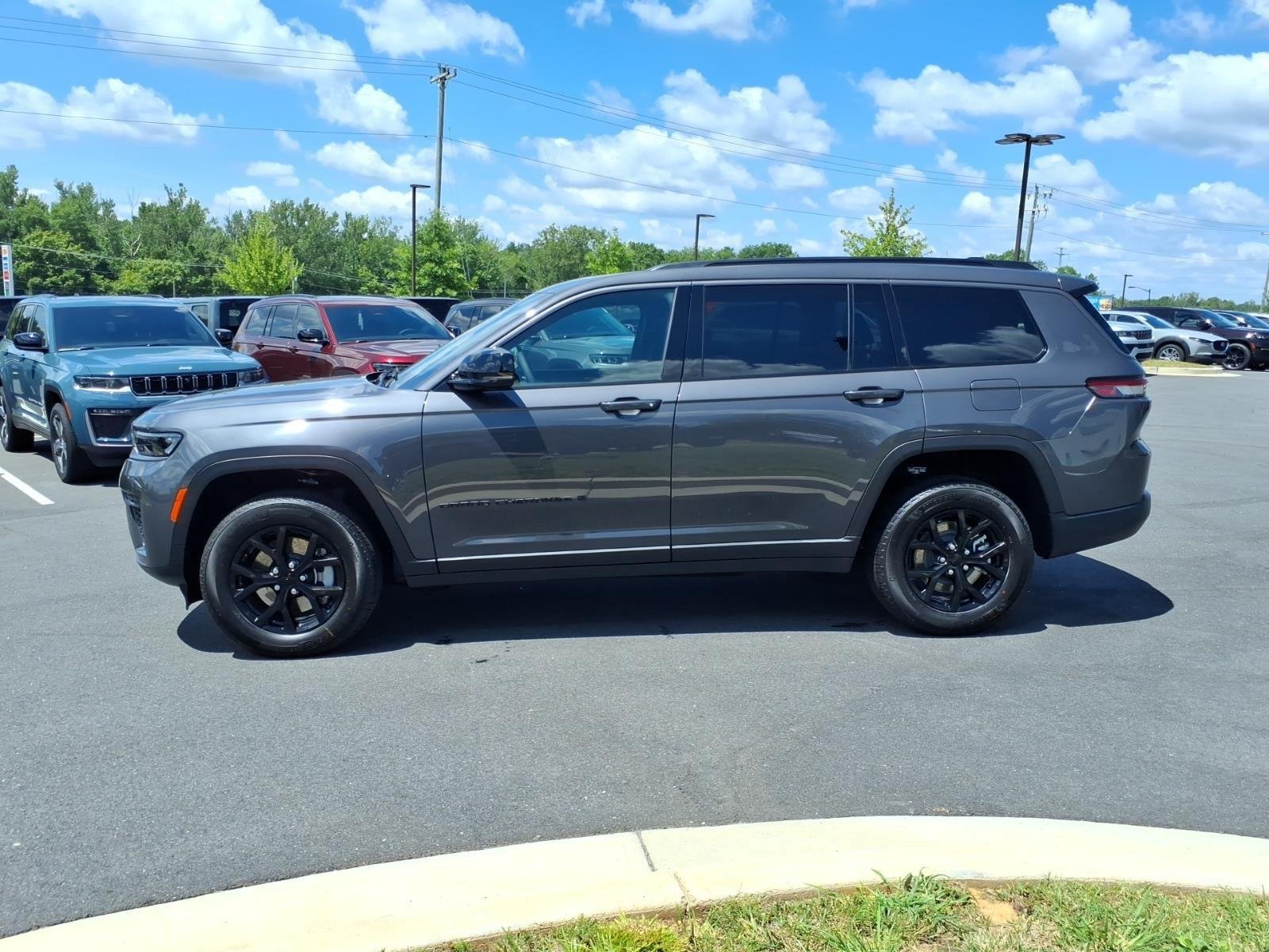 New 2026 Baltic Gray Metallic Clear-Coat Exterior Paint Jeep Laredo Altitude image 3