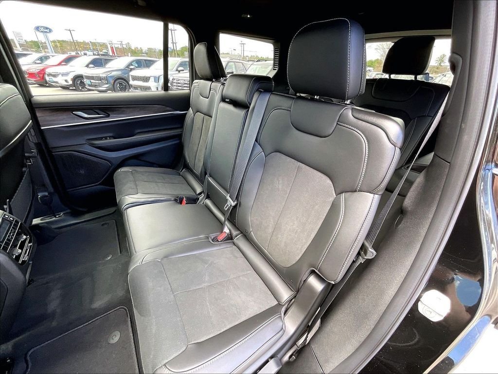 New 2026 Diamond Black Crystal Pearlcoat Jeep Laredo image 15