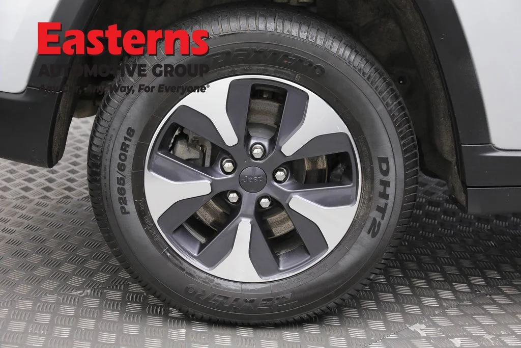 Used 2022 Silver Jeep 4xe image 32