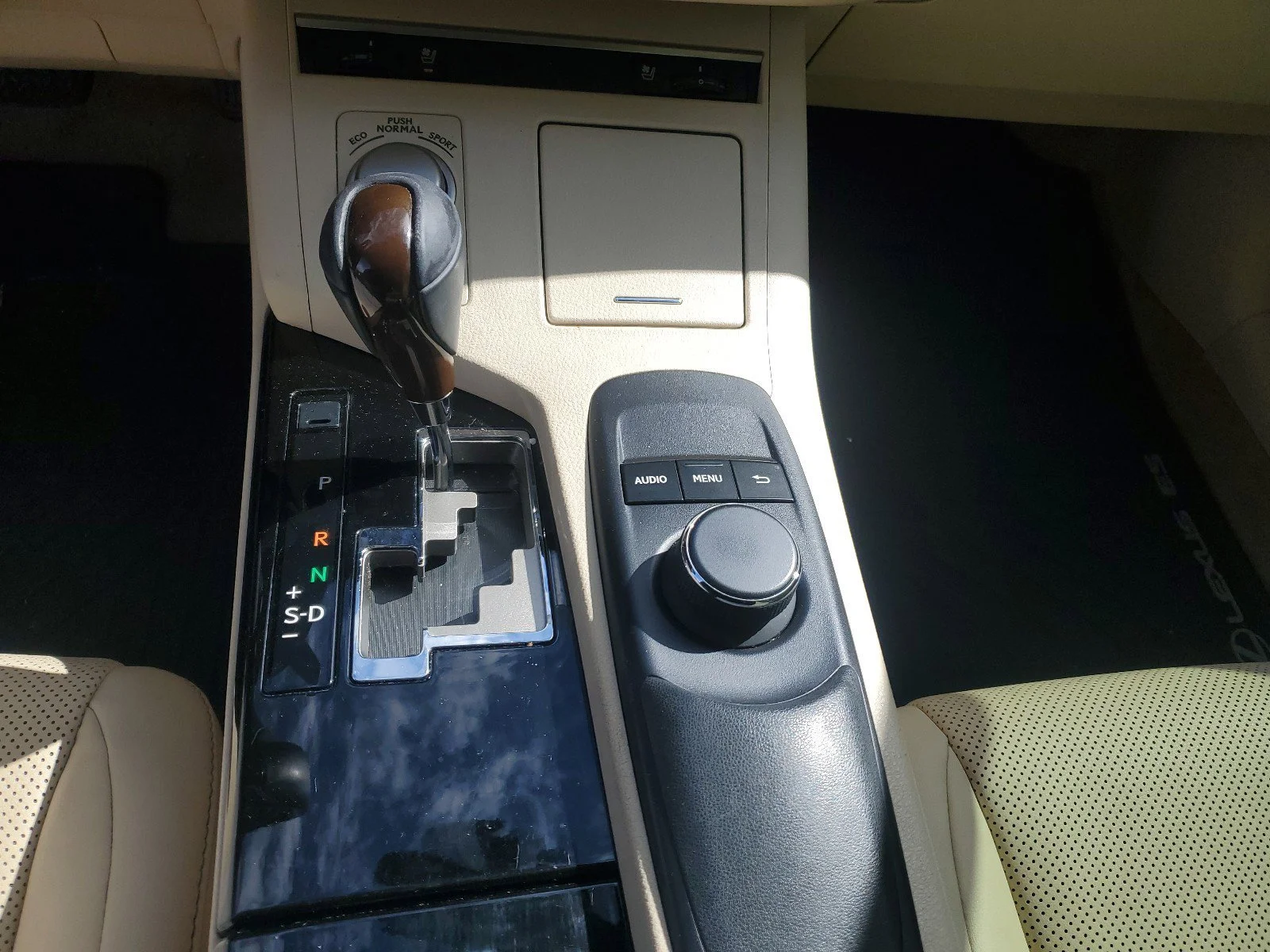 Used 2014  Lexus  image 24