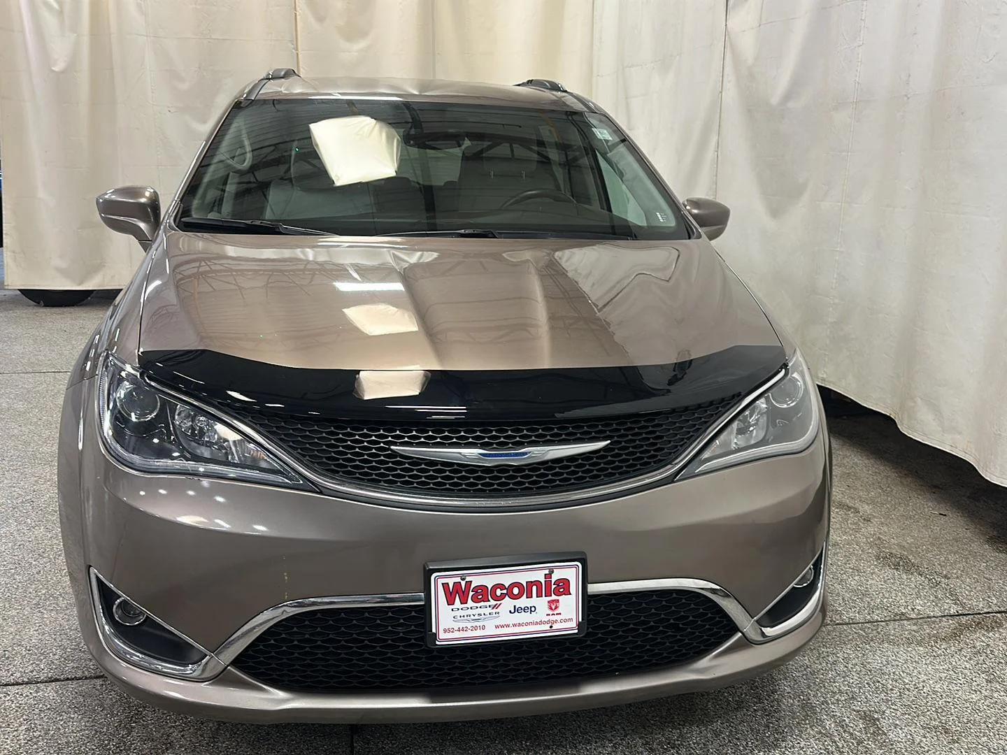 Used 2018 Molten Silver Chrysler Touring L Plus image 8