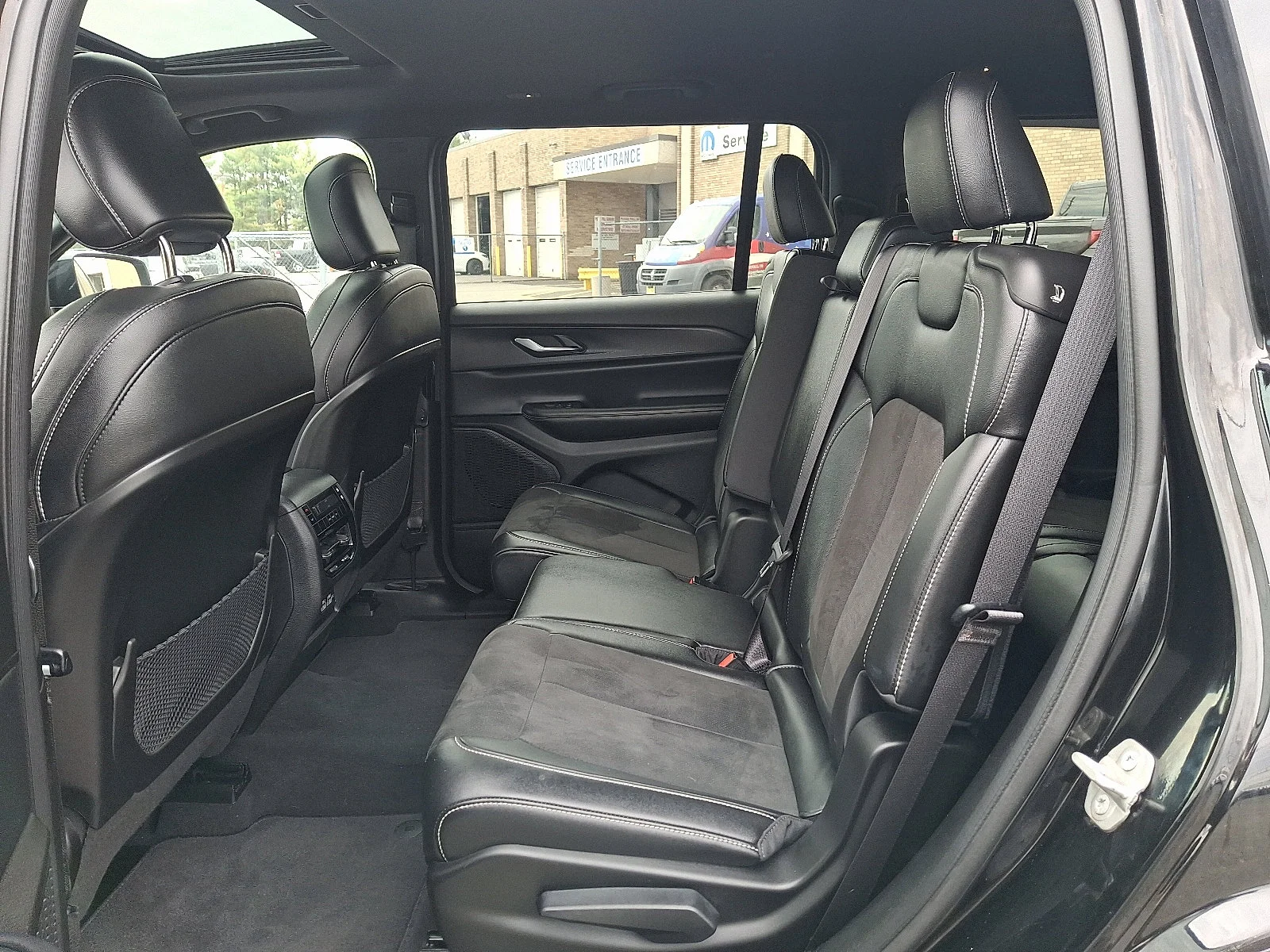 Used 2023 Diamond Black Crystal Pearlcoat Jeep Altitude image 11