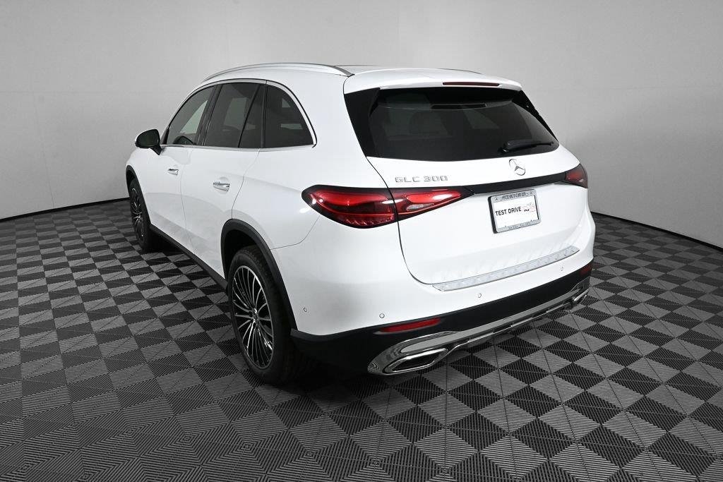 New 2027 MANUFAKTUR Moonlight White Metallic Mercedes-Benz GLC 300 image 4