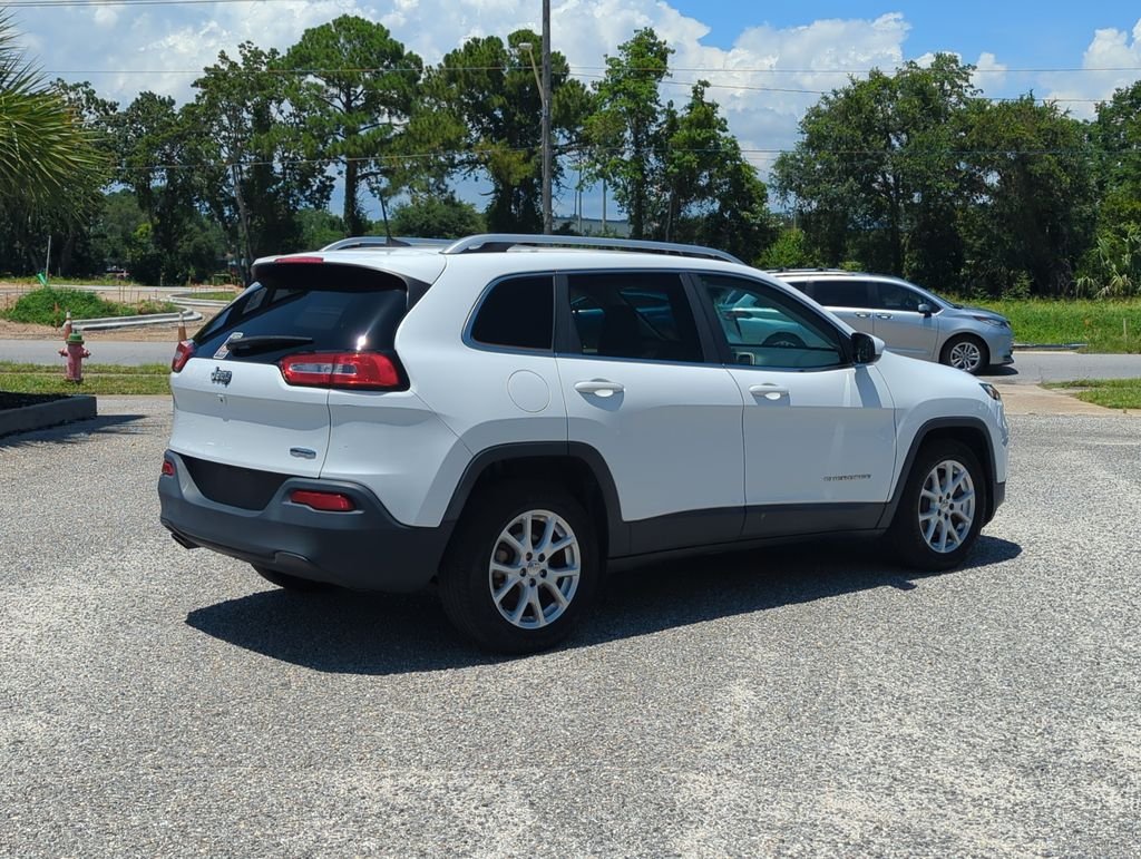 Used 2017 White Jeep Latitude image 7