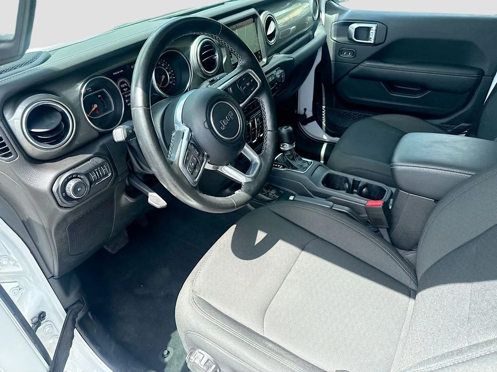 Used 2022 White Jeep Unlimited Sahara image 25