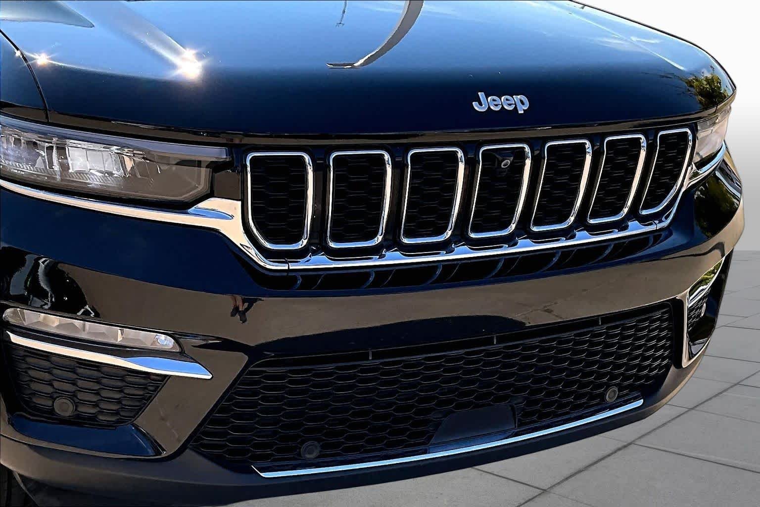 Used 2025 Diamond Black Crystal Pearlcoat Jeep Limited image 30