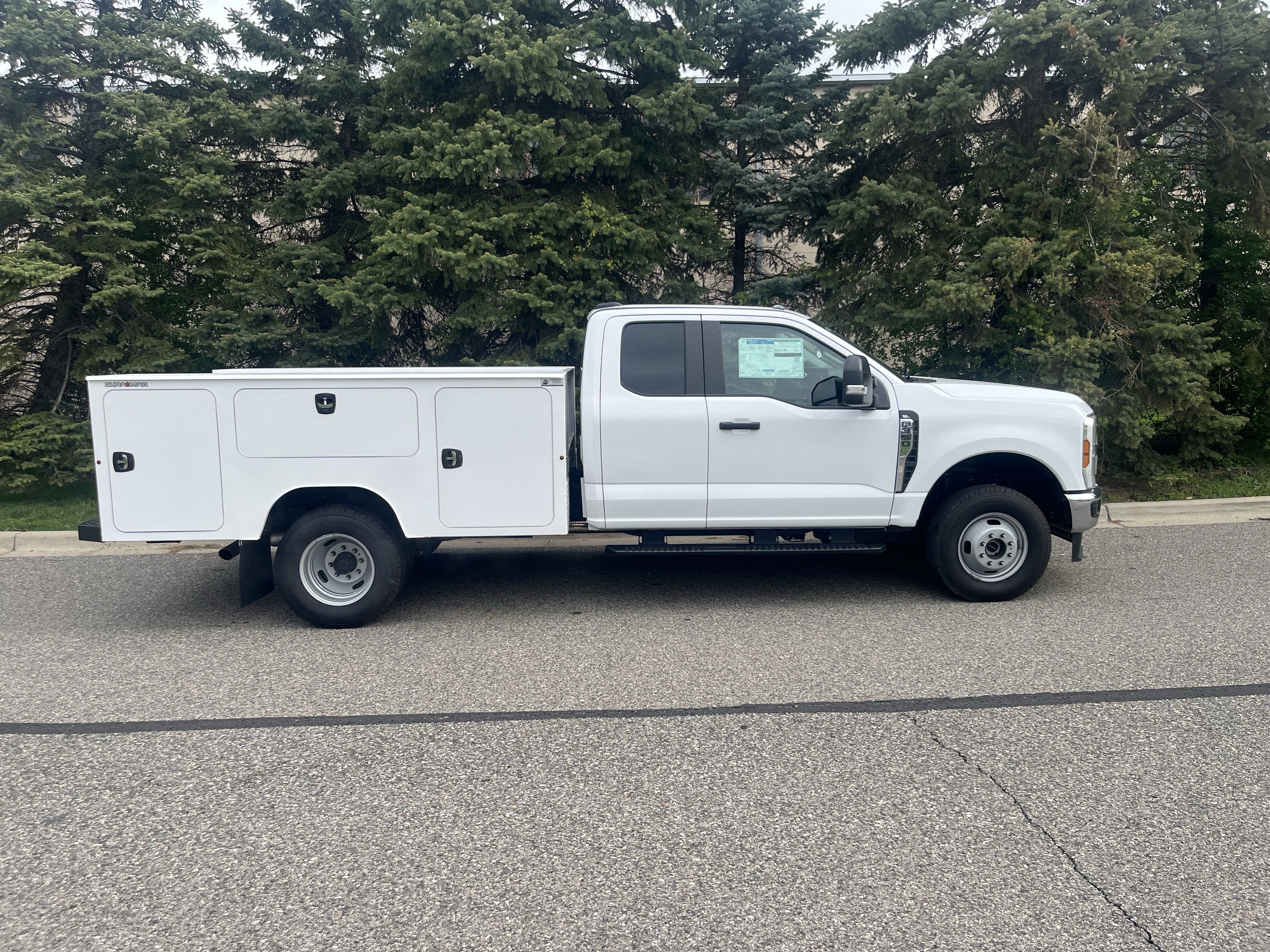 New 2025 Oxford White Ford XL image 4