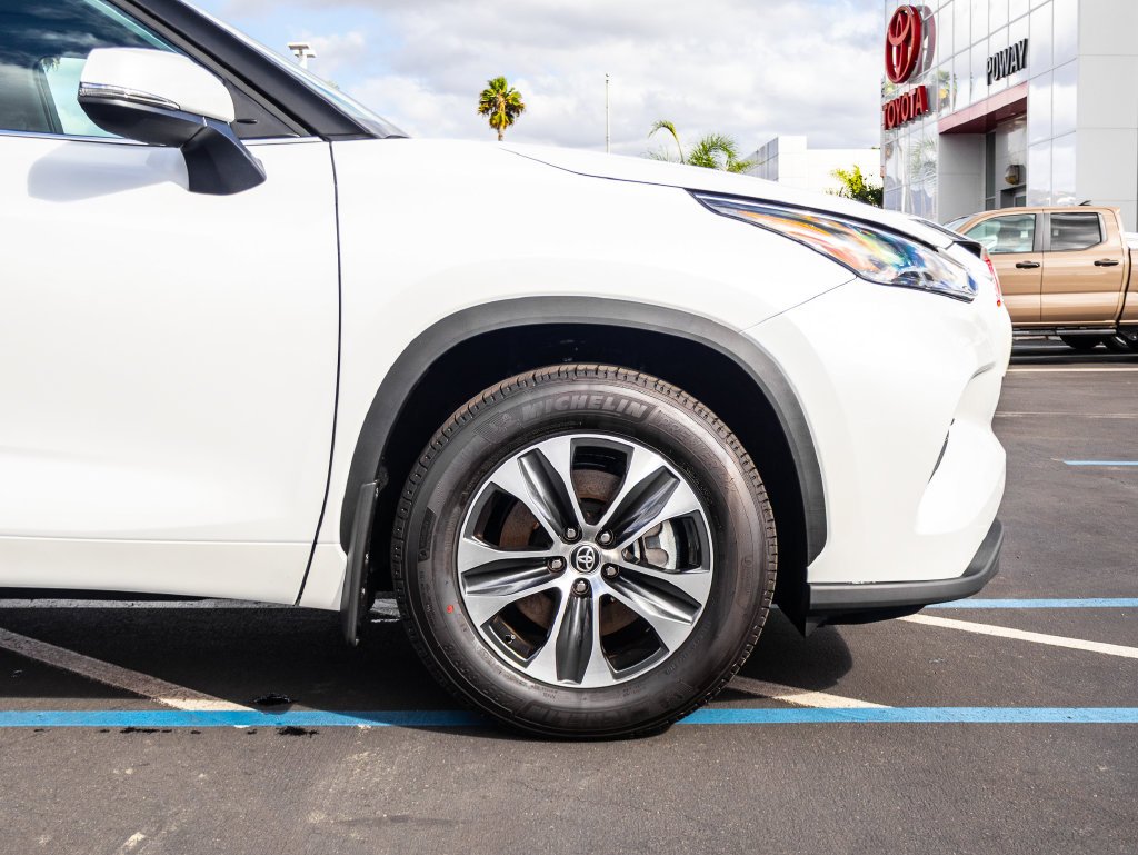 New 2026 Wind Chill Pearl <sup>1</sup> Toyota  XLE image 5