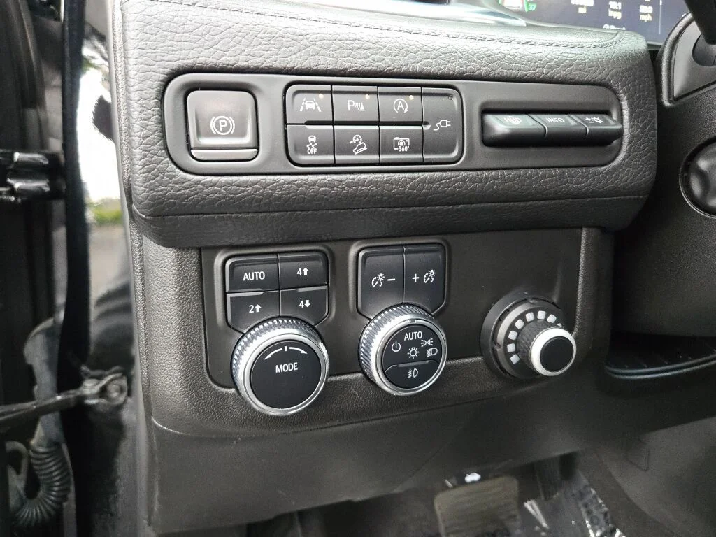 Used 2022  GMC Denali image 26