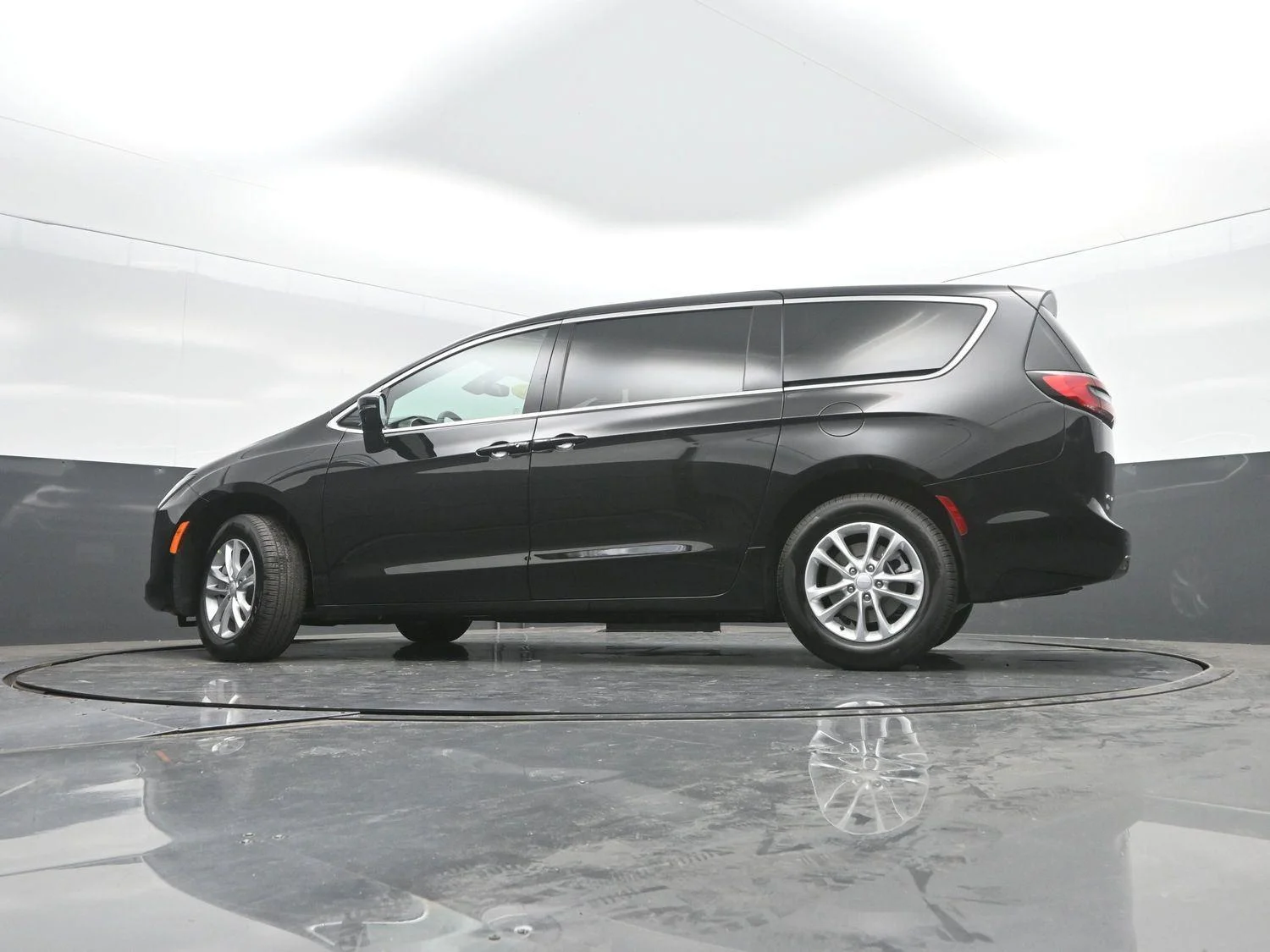 New 2027 Diamond Black Crystal Pearl-Coat Exterior Paint Chrysler Select image 34