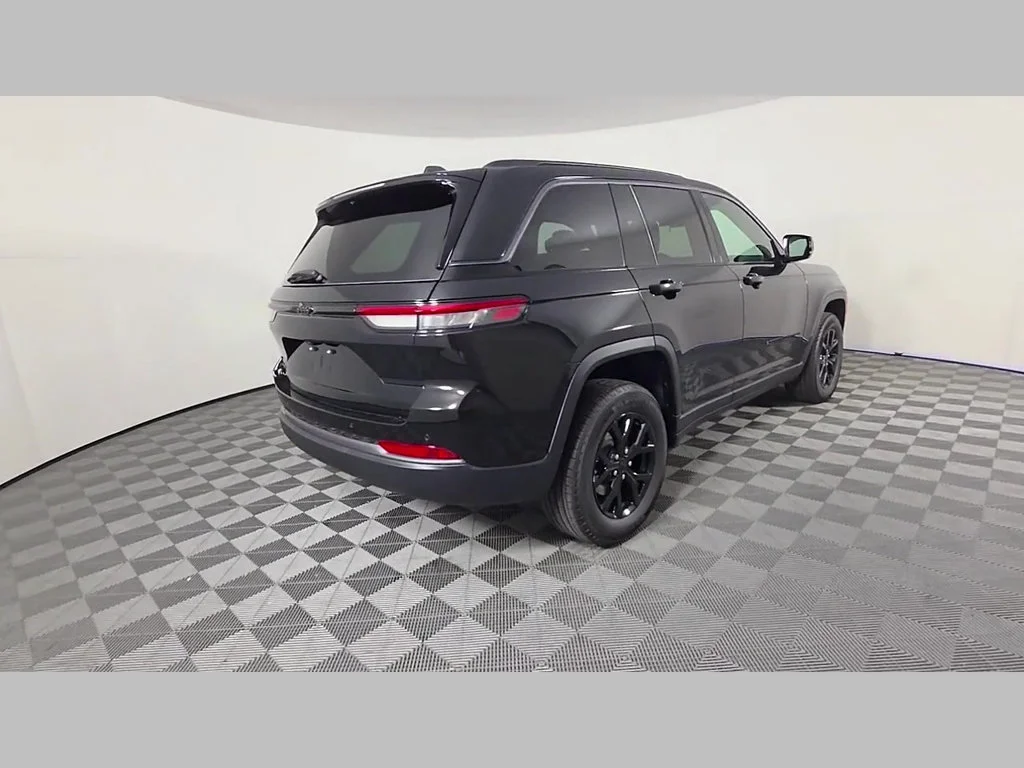 New 2026 Diamond Black Crystal Pearl-Coat Exterior Paint Jeep Laredo Altitude image 27