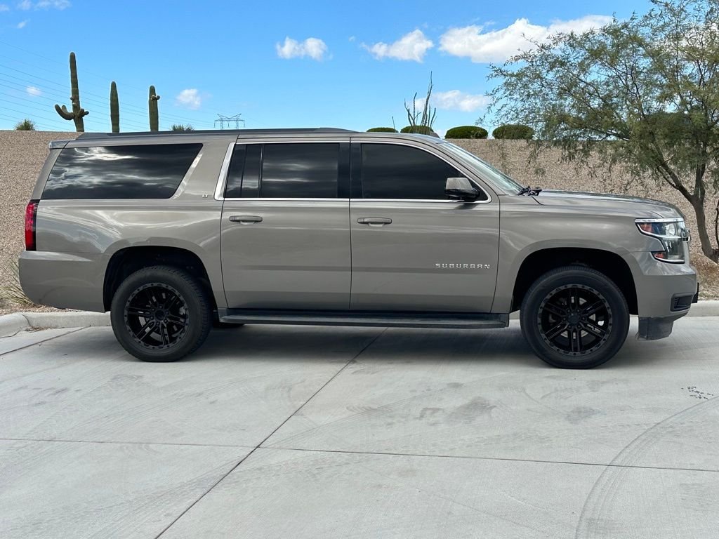 2018 Chevrolet Suburban LT photo 2