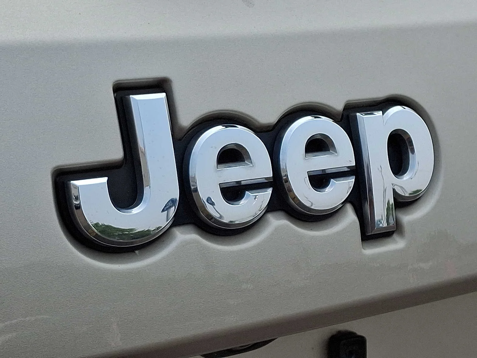 Used 2014 Cashmere Pearlcoat Jeep Limited image 32