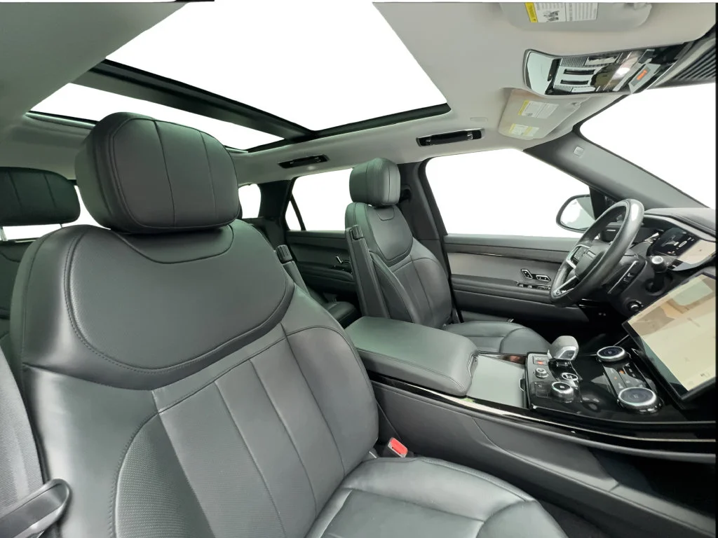 Used 2023 White Land Rover SE image 32