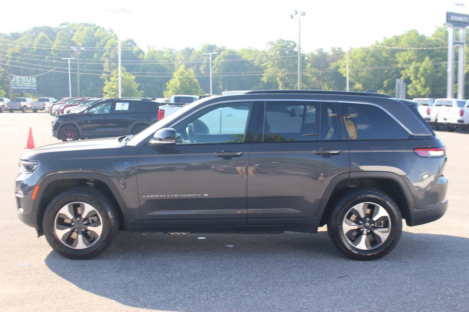 Used 2024 Grey Jeep 4x4 image 4