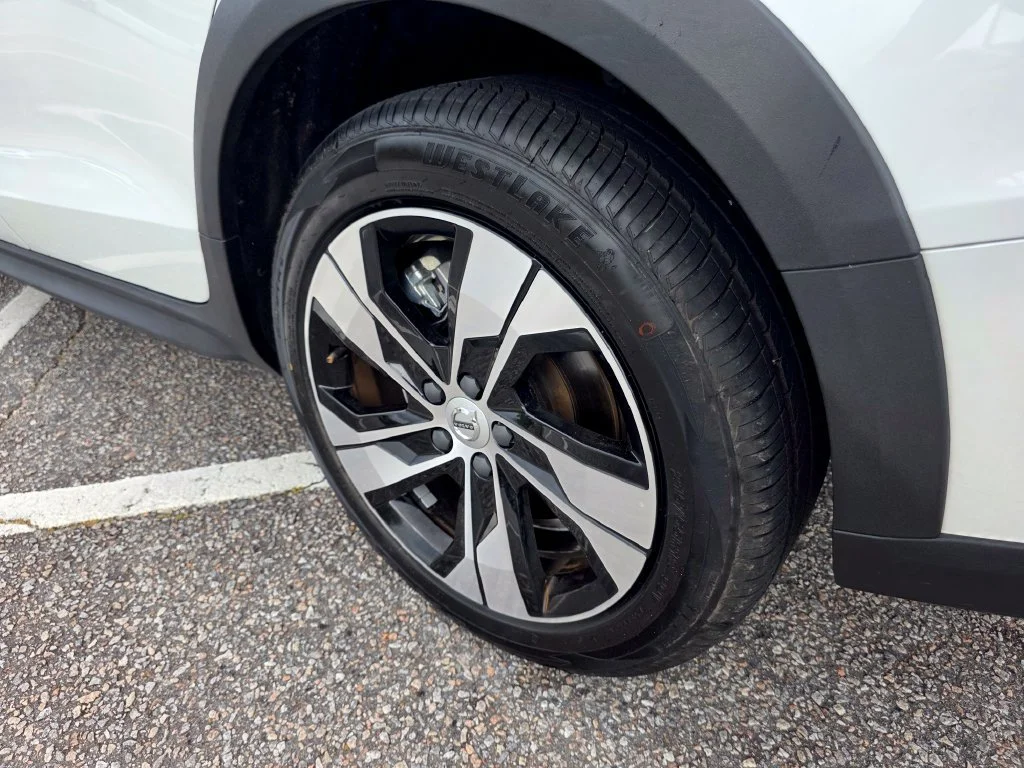 Used 2025  Volvo Plus image 32
