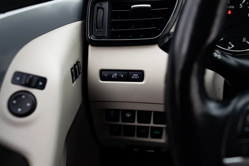 Used 2020 White Nissan SL image 13