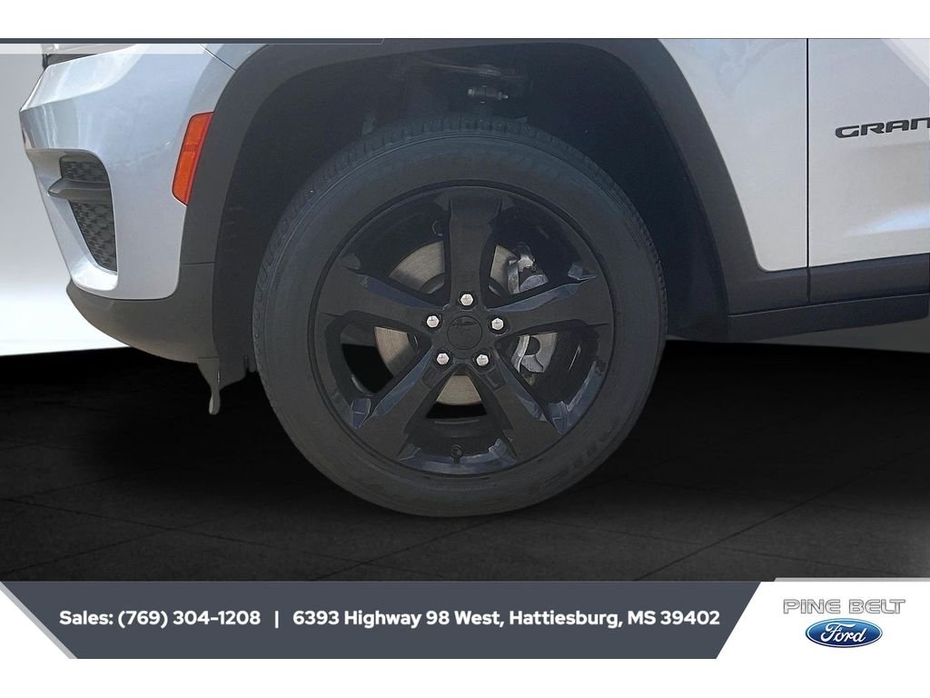 Used 2023 Silver Zynith Jeep Altitude image 9
