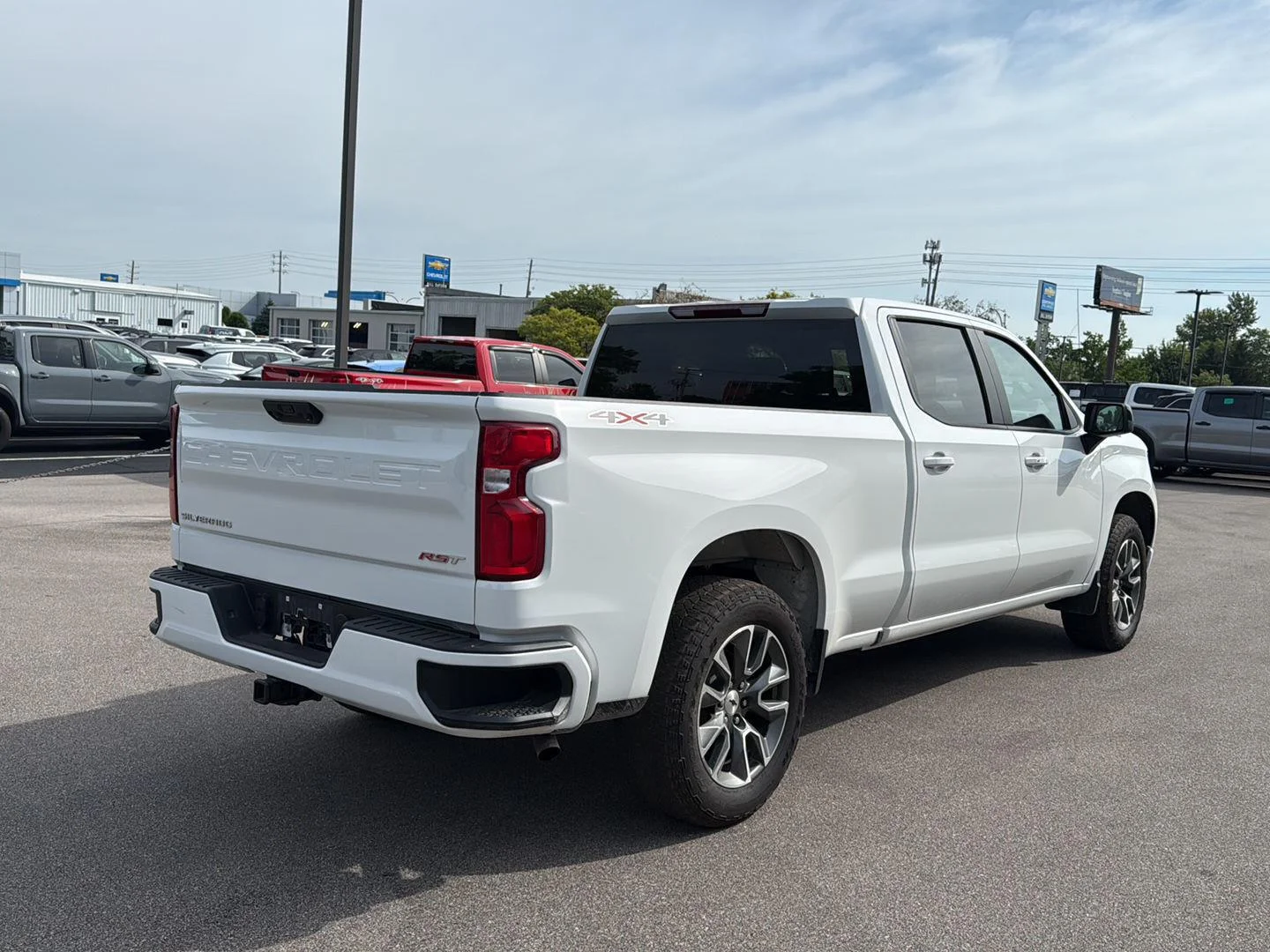 Used 2025 Summit White Chevrolet RST image 3