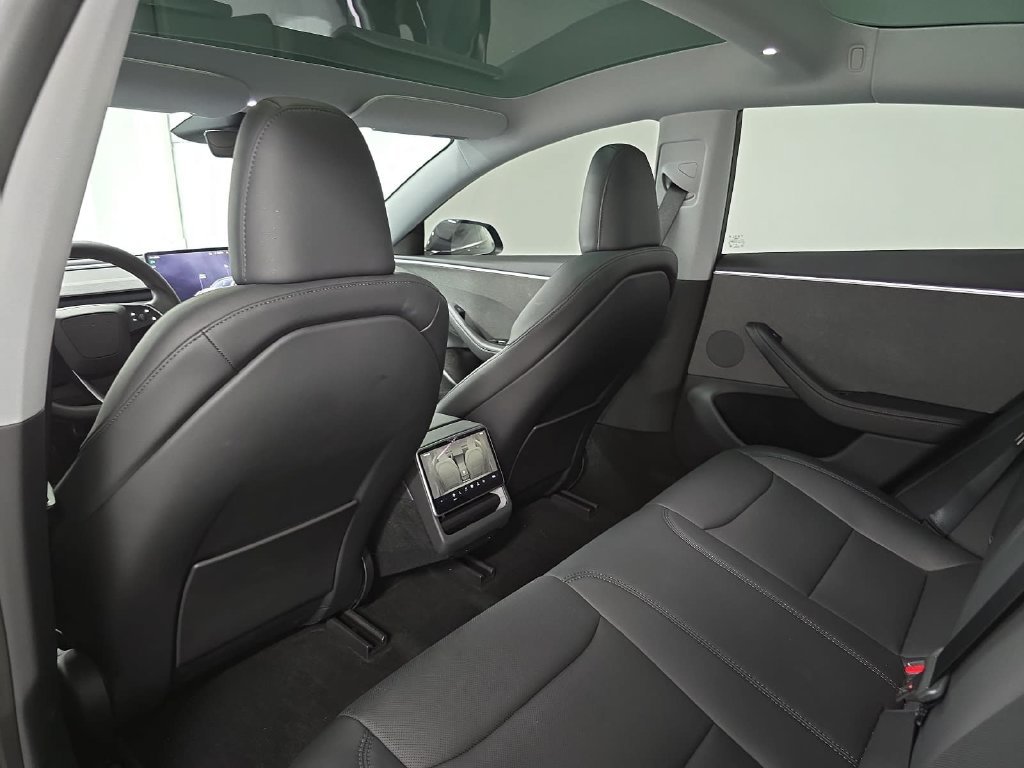 Used 2025  Tesla  image 25